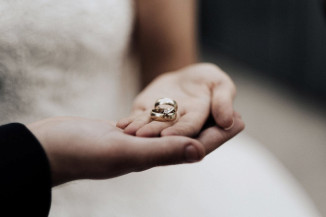 Como escolher aliança de casamento: 10 dicas práticas para acertar na compra