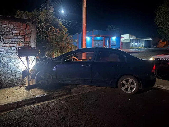 Ivandre bateu o carro no portão de uma residência, acionando o airbag - Foto: Divulgação