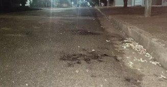 Marcas de sangue no chão onde a vítima foi encontrada ferida. (Foto: Rio Brilhante em Tempo Real)