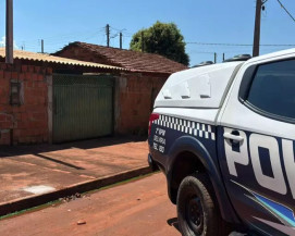 Polícia Militar em frente ao local do crime (Foto: Divulgação)