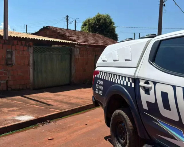 Polícia Militar em frente ao local do crime (Foto: Divulgação)