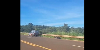Moto destruída e carro da funerária no local do acidente. (Foto: Jardim MS News)