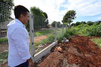 Durante vistoria no Victélio Pelegrini, Marçal constatou lixo doméstico jogado dentro do parque - Foto: A. Frota