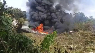Uma aeronave da Força Aérea Colombiana caiu na manhã de segunda-feira em Puerto Leguizamo, na zona rural do sul da Colômbia , disseram autoridades.  Foto - Defesa Civil Colômbia