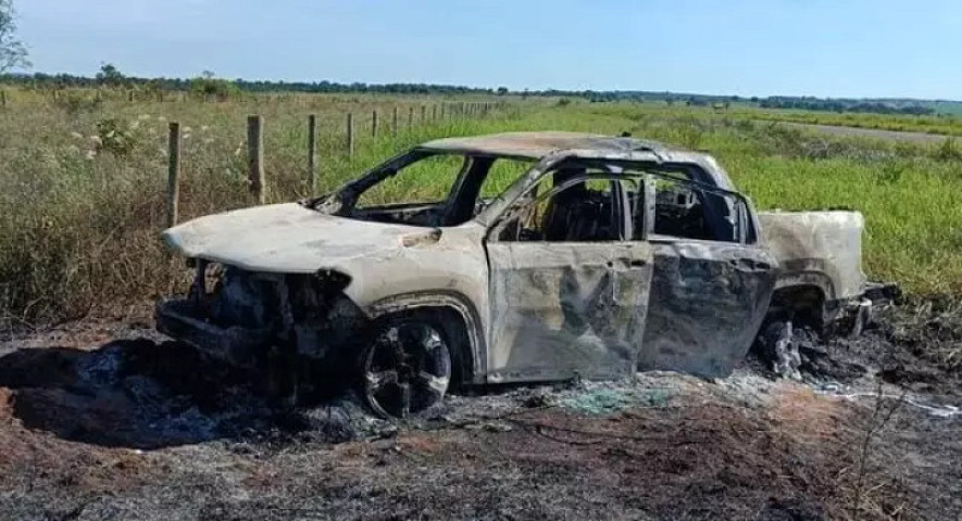 Picape Fiat Toro encontrada incendiada e com corpo carbonizado (Foto: Marciano Cândia)