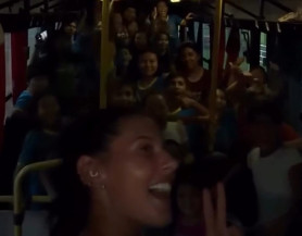 Ana Castela para ônibus escolar em estrada e surpreende crianças em MS