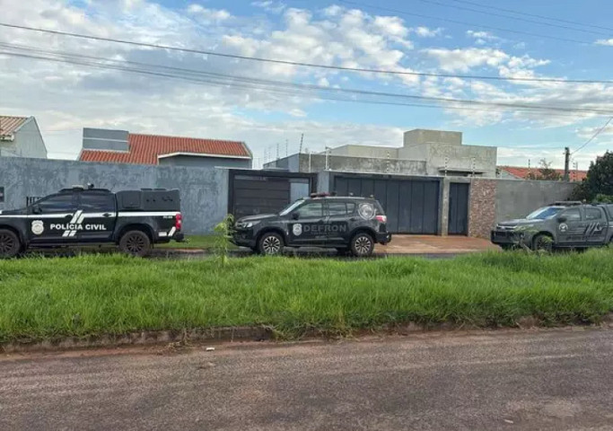 Viaturas em um dos endereços onde foram cumpridos mandados de busca em Caarapó (Foto: Divulgação)