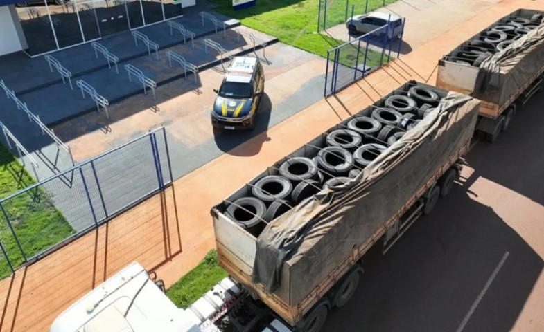A carga ilegal era transportada em um caminhão com dois semirreboques - Foto: PRF