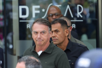 Bolsonaro recebe alta após internação e cumprirá prisão domiciliar por 90 dias