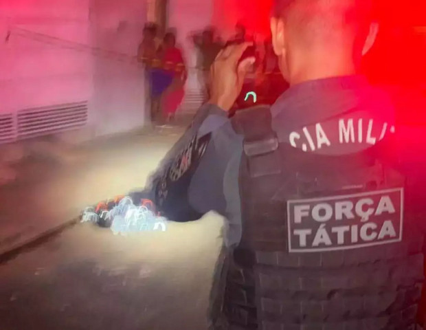 Policial no local da ocorrência e curiosos. (Foto: Aquidauana News)