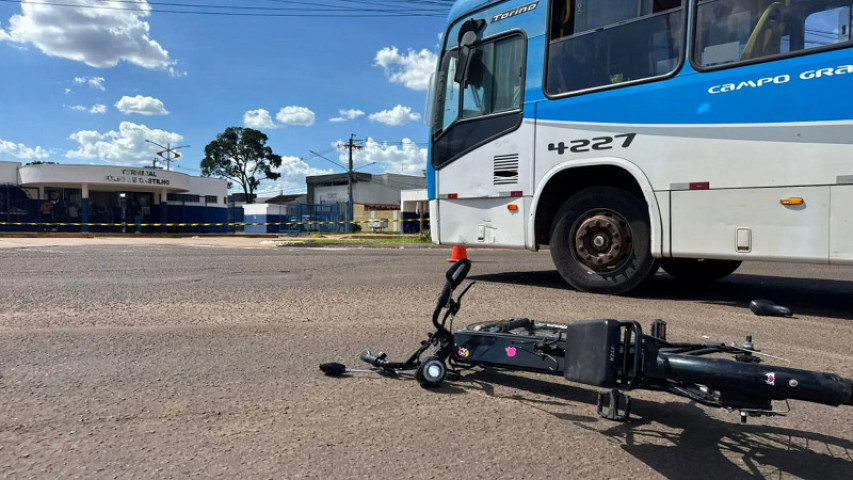 Ônibus virava da Rua Gravata para a Avenida Júlio de Castilho. (Foto: Henrique Arakaki, Jornal Midiamax)
