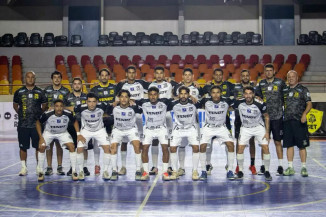 Jogadores do elenco do Juventude AG perfilados em quadra (Foto: Dan Holanda)