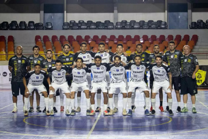 Jogadores do elenco do Juventude AG perfilados em quadra (Foto: Dan Holanda)