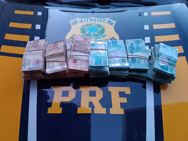Dinheiro apreendido pelos policiais da PRF