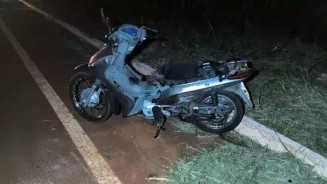 Motocicleta que as vítimas estavam (Foto: Leandro Holosbach/Alerta Dourados)