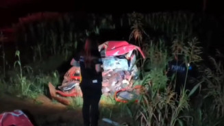 Carro de passeio ficou destruído - Foto: Reprodução/ Sidnei Bronka Lemos
