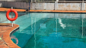 Bebê que se afogou em piscina morre após dias internado em estado grave