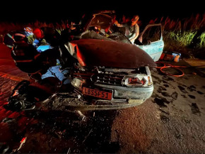 Parati com a lateral totalmende destruída após acidente (Foto: Jornal da Nova)