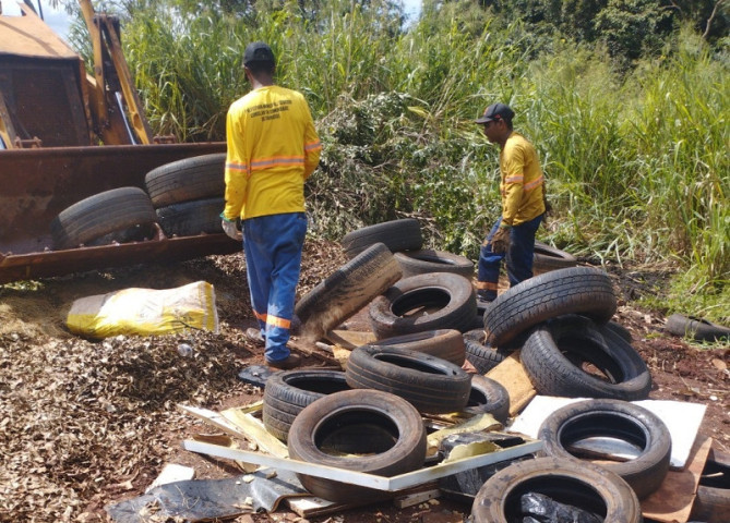 Região recentemente limpa no Santa Felicidade volta a receber lixão