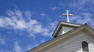 Tiros invadem igreja e fiel é atingido por bala perdida em Costa Rica