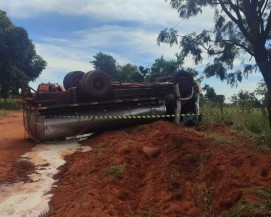 Caminhão de leite tombado em estrada vicinal (Foto: Corpo de Bombeiros)