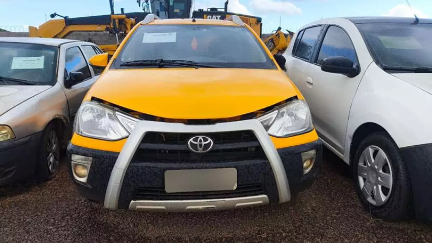 Toyota Etios HB Cross, ano 2014, aparece com lance atual de R$ 11.961. (Foto: Reprodução)