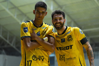 Camisa amarela, utilizada por Joãozinho (17) e pelo capitão Juninho (8) está a venda com direito à ingresso para jogo contra o Minas Futsal - Foto: Marcelo Berton/@berton_shots_jpn/JUVENTUDE AG