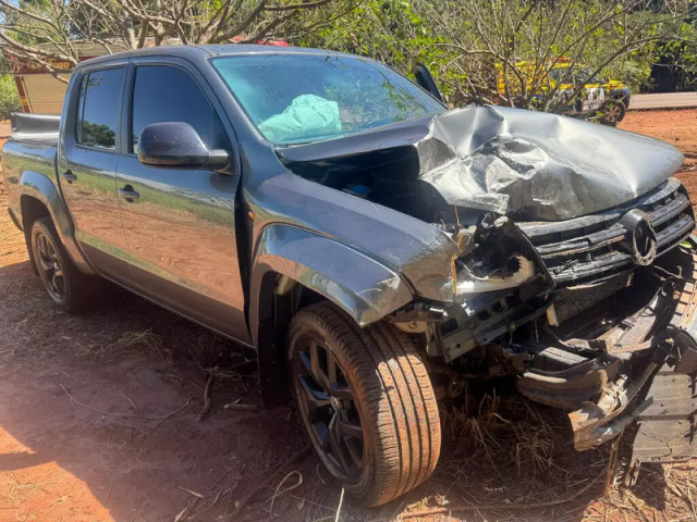Carro teria batido no pálio onde estava a vítima (Foto: Divulgação_)
