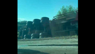 Carreta carregada com cavaco tomba na BR-463 e mobiliza força-tarefa de emergência