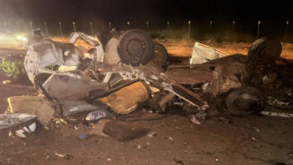 Um dos carros ficou completamente destruído