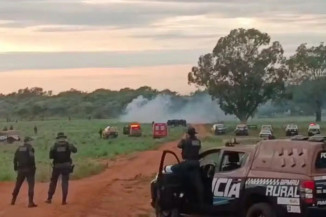 Policiais em área da fazenda Limoeiro, em Amambai (Foto: Cimi)