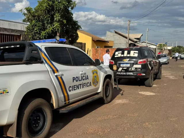 Viaturas da Polícia Civil e Científica em frente ao local do crime. (Foto: Jornal da Nova).