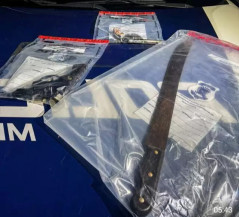Polícia apreende arma e facão - Foto: PMMS