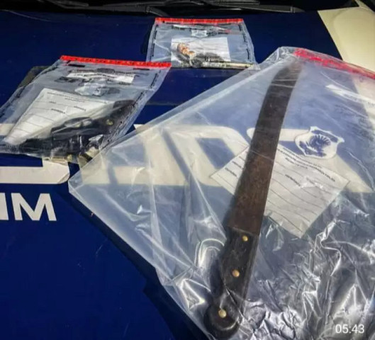 Polícia apreende arma e facão - Foto: PMMS