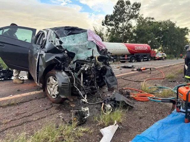 Ônix com a frente destruída e carreta do outro lado da pista (Foto: Ivinotícias)