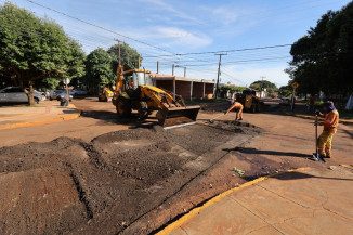 Rua Rangel Torres, no Santa Brígida, está sendo recuperada nesta quarta-feira por equipes da Prefeitura de Dourados – Fotos: A. Frota