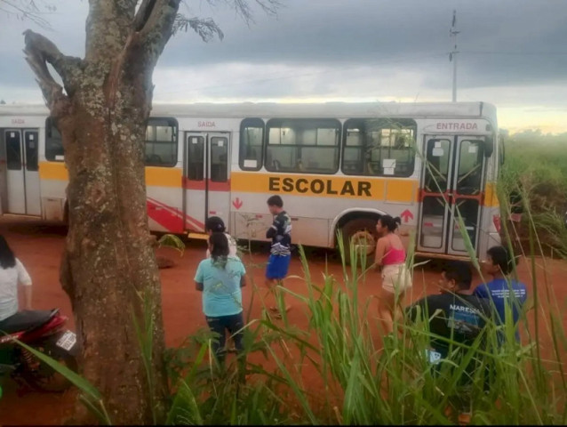 Aluno havia acabado de descer de um outro ônibus escolar (Caarapó News)