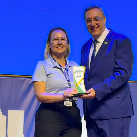 Liandra recebe premiação da União dos Vereadores do Brasil. Foto: Assessoria
