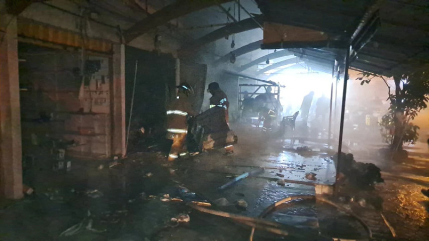 Bombeiros trabalham no rescaldo de incêndio que destruiu lojas em Pedro Juan Caballero (Foto: Marciano Candia)