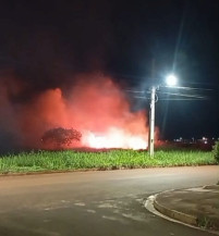 Raio provoca incêndio em vegetação na região oeste de Dourados