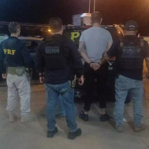 Suspeito é detido por equipes da PRF e da Polícia Civil (Foto: Divulgação).