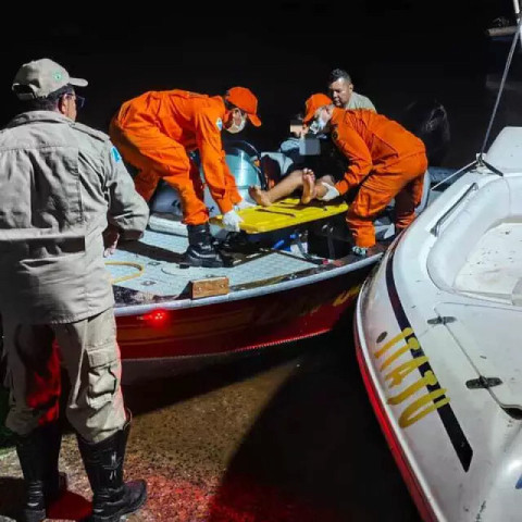 Equipe de salvamento presta socorro a criança (Foto: Divulgação / Corpo de Bombeiros)