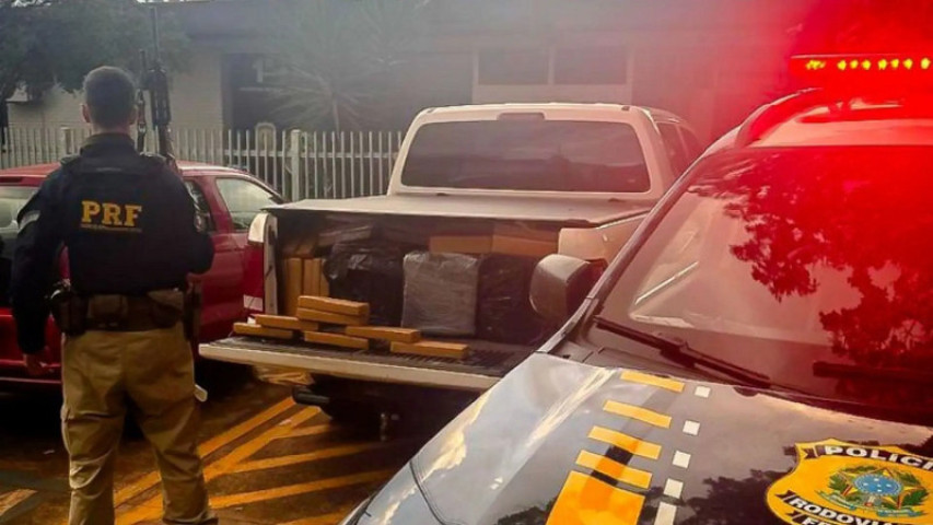 Uma ação da PRF (Polícia Rodoviária Federal) resultou na apreensão de uma grande carga de entorpecentes na noite de sábado (2), na BR-163, em Dourados. Mais de uma tonelada de maconha foi localizada dentro de uma caminhonete após tentativa de fuga.  Durante fiscalização na rodovia, os policiais deram ordem de parada a uma VW/Amarok. O condutor, porém, ignorou a sinalização e acelerou, iniciando uma fuga. Diante da situação, os agentes iniciaram acompanhamento tático e conseguiram interceptar o veículo pouco depois.  Na vistoria, os policiais encontraram diversos tabletes de maconha, que totalizaram 1.293 quilos da droga. Também foram localizadas placas de identificação, o que levanta suspeita sobre possível adulteração do veículo.  Questionado, o motorista afirmou que carregou o entorpecente em Ponta Porã e tinha como destino final a cidade de Dourados.  O suspeito foi detido e encaminhado, junto com a droga e o veículo, para a Delegacia da Polícia Civil, onde o caso será investigado.