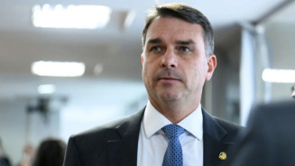 Foto: Andressa Anholete/Agência Senado  Parte da cúpula do PL está insatisfeita com a demora de Flávio Bolsonaro de se inserir no debate político e tomar para si o protagonismo da discussão eleitoral. O principal ponto de insatisfação é a falta de definição de palanques estaduais.  O senador viajou mais uma vez para o exterior na última quinta-feira. A agenda não foi divulgada, mas foi criticada por lideranças do PL, que defendem que o senador comece a viajar pelo Brasil para definir seus palanques nos estados. Há indefinições em alguns dos estados mais expressivos eleitoralmente.  Em Minas Gerais, segundo maior colégio eleitoral brasileiro e estado decisivo nas eleições presidenciais, Flávio Bolsonaro ainda não avançou nas negociações pela montagem da chapa que apoiará. O senador Cleitinho Azevedo tenta se consolidar como candidato da direita e do eleitor bolsonarista, mas Flávio indicava preferência por lançar Nikolas Ferreira, que não quer concorrer.  Aliados do filho de Jair Bolsonaro vêm tentando atrair Romeu Zema para a vaga de vice na chapa presidencial, mas o governador, ao menos publicamente, tem reiterado que também vai disputar a Presidência. Nesse caso, seu palanque em Minas seria o vice-governador, Mateus Simões, do PSD. Caso Zema seja vice de Flávio, no entanto, Simões pode se tornar o nome do senador na disputa mineira.   No Rio de Janeiro, berço eleitoral da família Bolsonaro, tampouco há qualquer definição sobre a chapa que concorrerá ao Palácio Guanabara. No caso fluminense, sequer foi resolvido o impasse sobre a candidatura do grupo de Flávio ao mandato-tampão de governador.  Enquanto isso, Eduardo Paes oficializou o nome de Jane Reis, irmã de Washington Reis, ex-prefeito de Duque de Caxias e presidente do MDB no Rio de Janeiro, como vice. Reis é aliado de Flávio e de um grupo do PL no estado.  O PL também vem buscando articuladores políticos para fortalecer o nome de Flávio Bolsonaro no Nordeste. Em 2022, Lula teve 69,34% dos votos válidos contra Jair Bolsonaro na região. Um dos nomes escolhidos é o do senador Rogério Marinho, do Rio Grande do Norte.  Como mostrou a coluna, aliados de Flávio afirmam que as frequentes viagens ao exterior desde o início do ano são para “cumprir caprichos” de Eduardo Bolsonaro. A avaliação é que, eleitoralmente, não fará diferença se o senador for ou não um articulador da direita no cenário internacional.   Eleições 2026 Flávio Bolsonaro LEIA TAMBÉM O presidente Luiz Inácio Lula da Silva e o governador de São Paulo, Tarcísio de Freitas Engenharia política Suspensão de R$ 2,6 bi pelo TCU revela ruído entre União e SP em obra do túnel © Marcelo Camargo/Agência Brasil Transição energética O desmatamento zero como pilar da transição energética Reprodução O santo do povo São Jorge entre a fé e o povo: livro mostra como o santo virou símbolo brasileiro