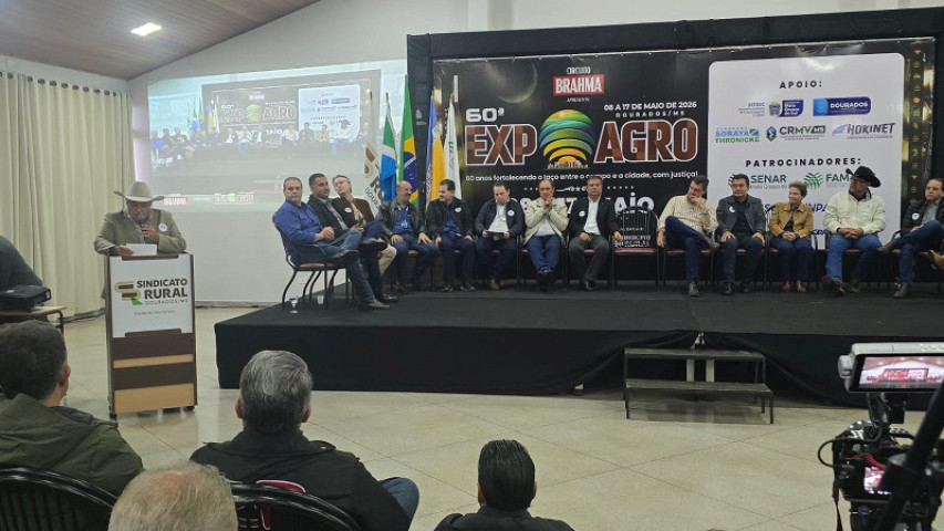 Presidente do Sindicato Rural de Dourados, Gino Ferreira, durante discurso na abertura da Expoagro junto a autoridades - Foto: Flávio Verão