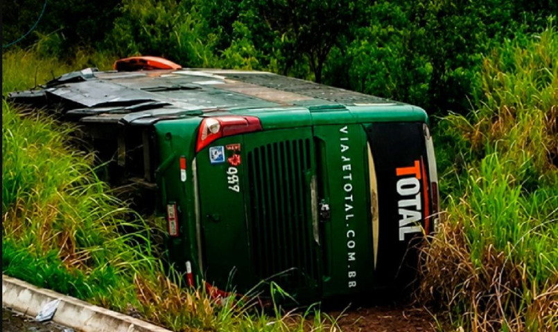 Ônibus ficou tombado na região do acidente (Foto: In Foco MS)
