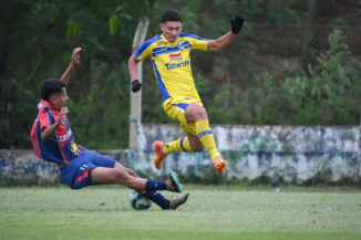 Disputa de bola entre jogadores do União ABC e DAC no sábado (Foto: Marcelo Berton)