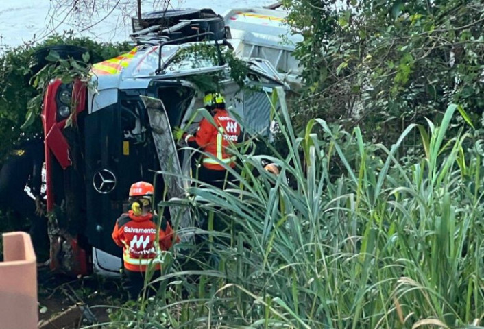 Carreta despencou de ponte - Foto: Rio Brilhante em Tempo Real