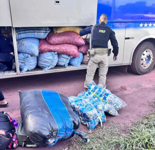 Policial rodoviário federal vistoriando ônibus durante operação (Foto: Divulgação)