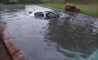 Veículo usado em perseguição só parou ao cair em piscina, diz a polícia - Foto: Divulgação